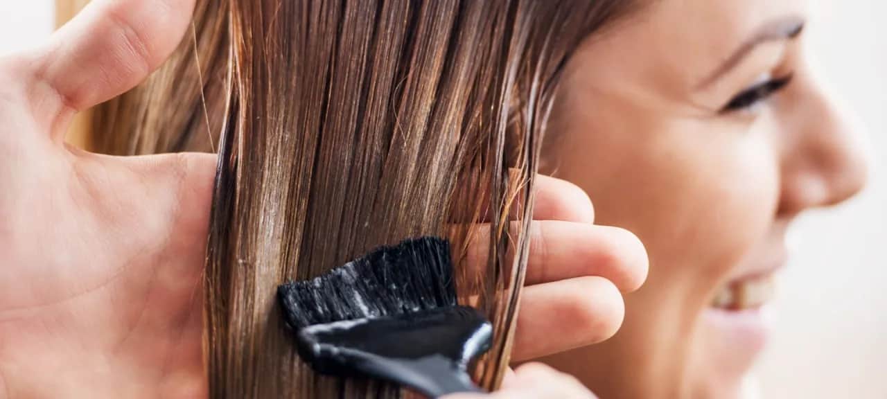 Sekret idealnych odrostów: Ile dokładnie trzymać farbę w domu?