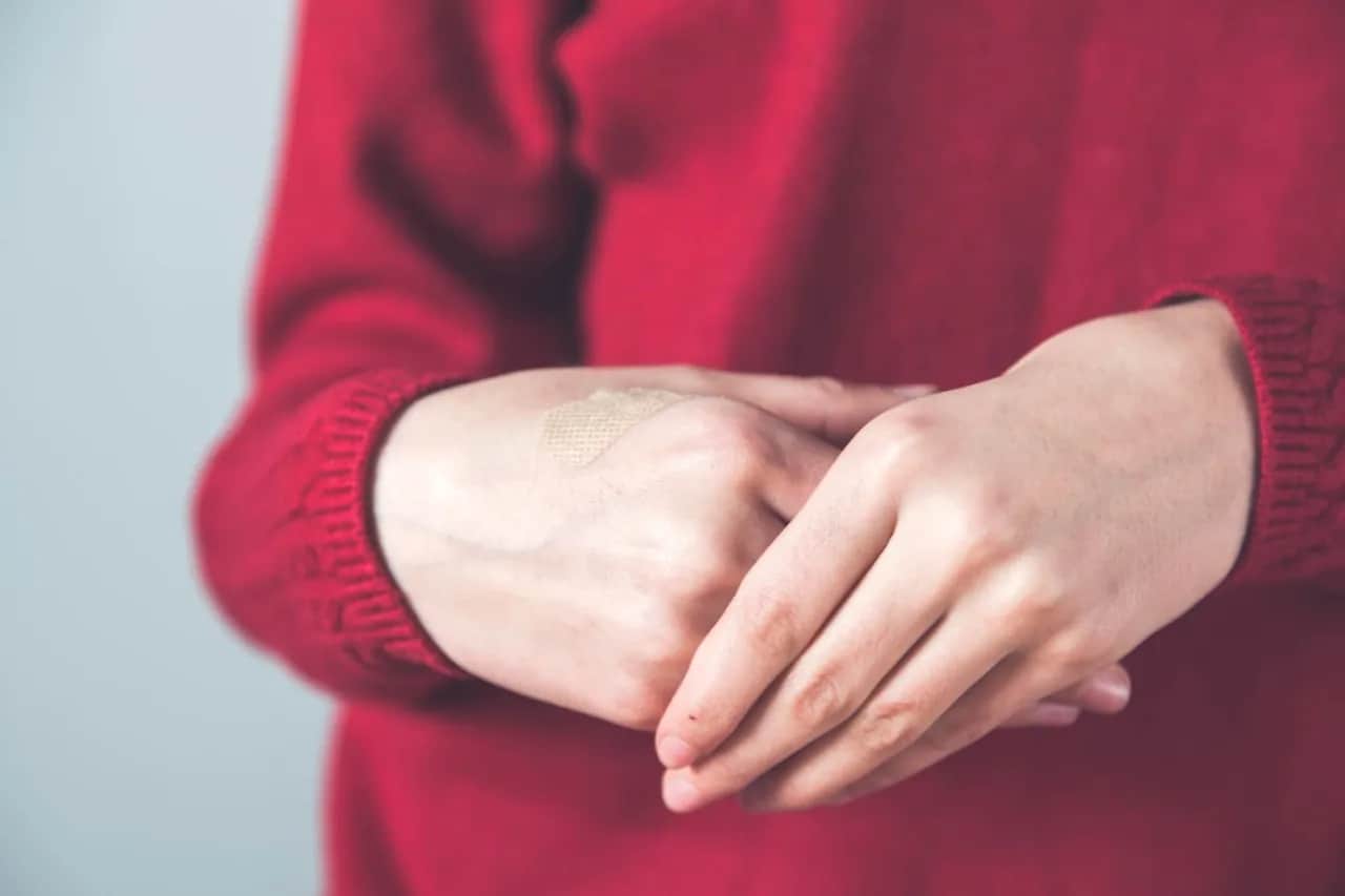 Pękające skórki? Odkryj brakujące witaminy i odzyskaj piękne dłonie!