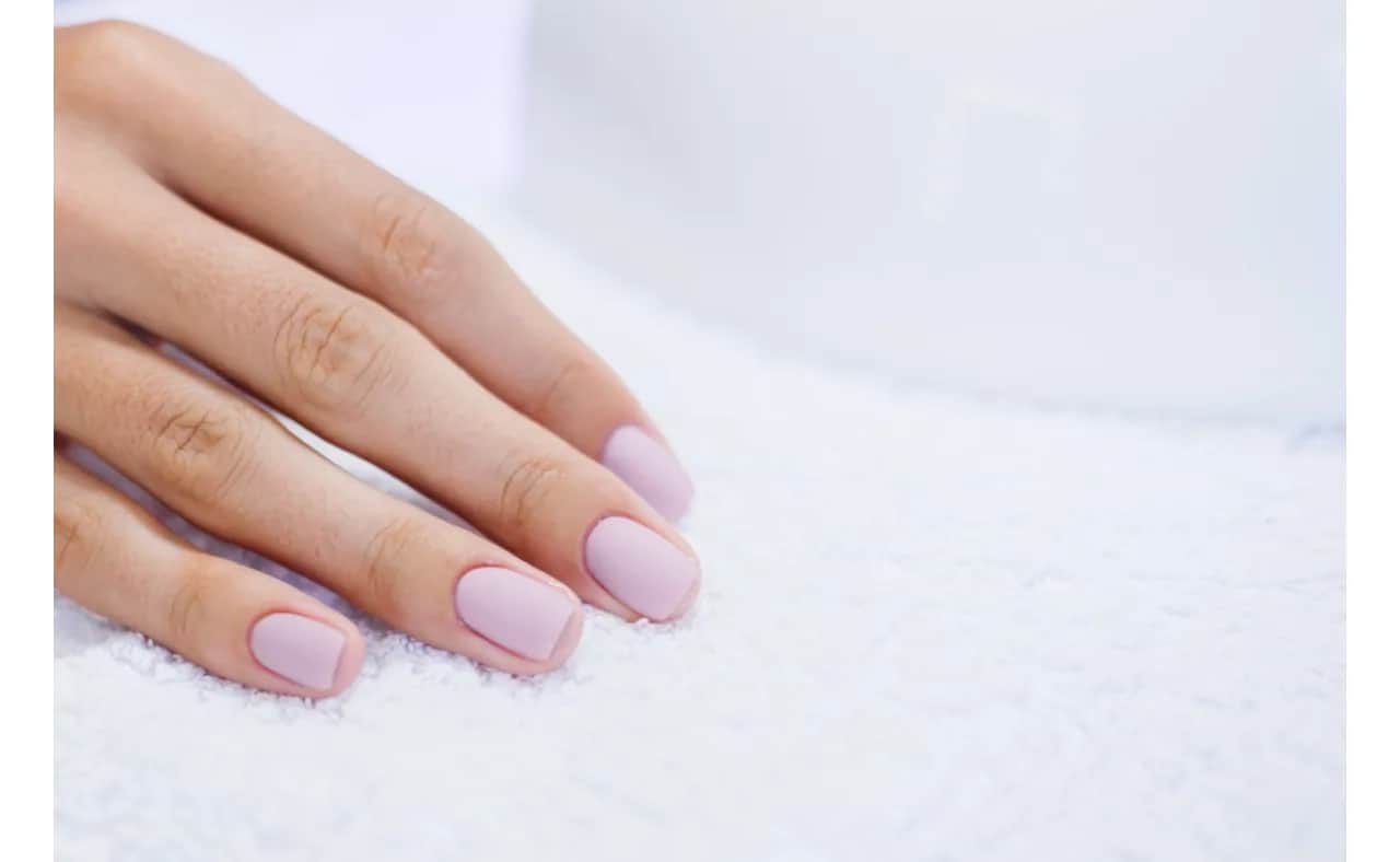 Manicure hybrydowy krok po kroku: Zrób to sama bez błędów!