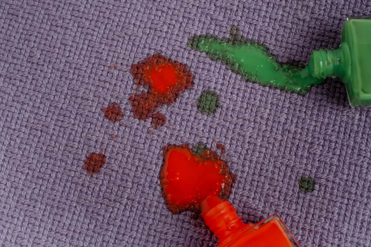 Uratuj ubranie! Jak usunąć lakier do paznokci z tkanin?