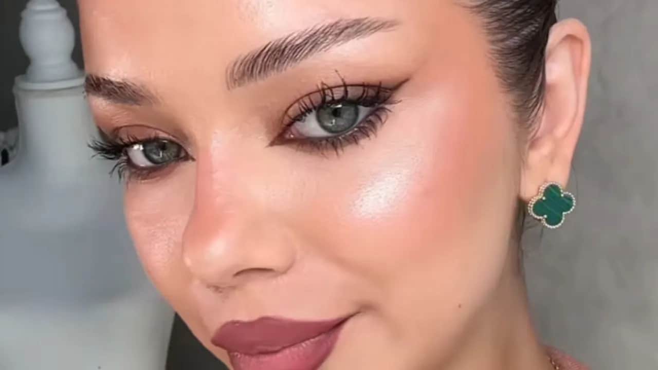 Makijaż dla zielonych oczu: Odkryj sekrety, by Twoje spojrzenie olśniewało!