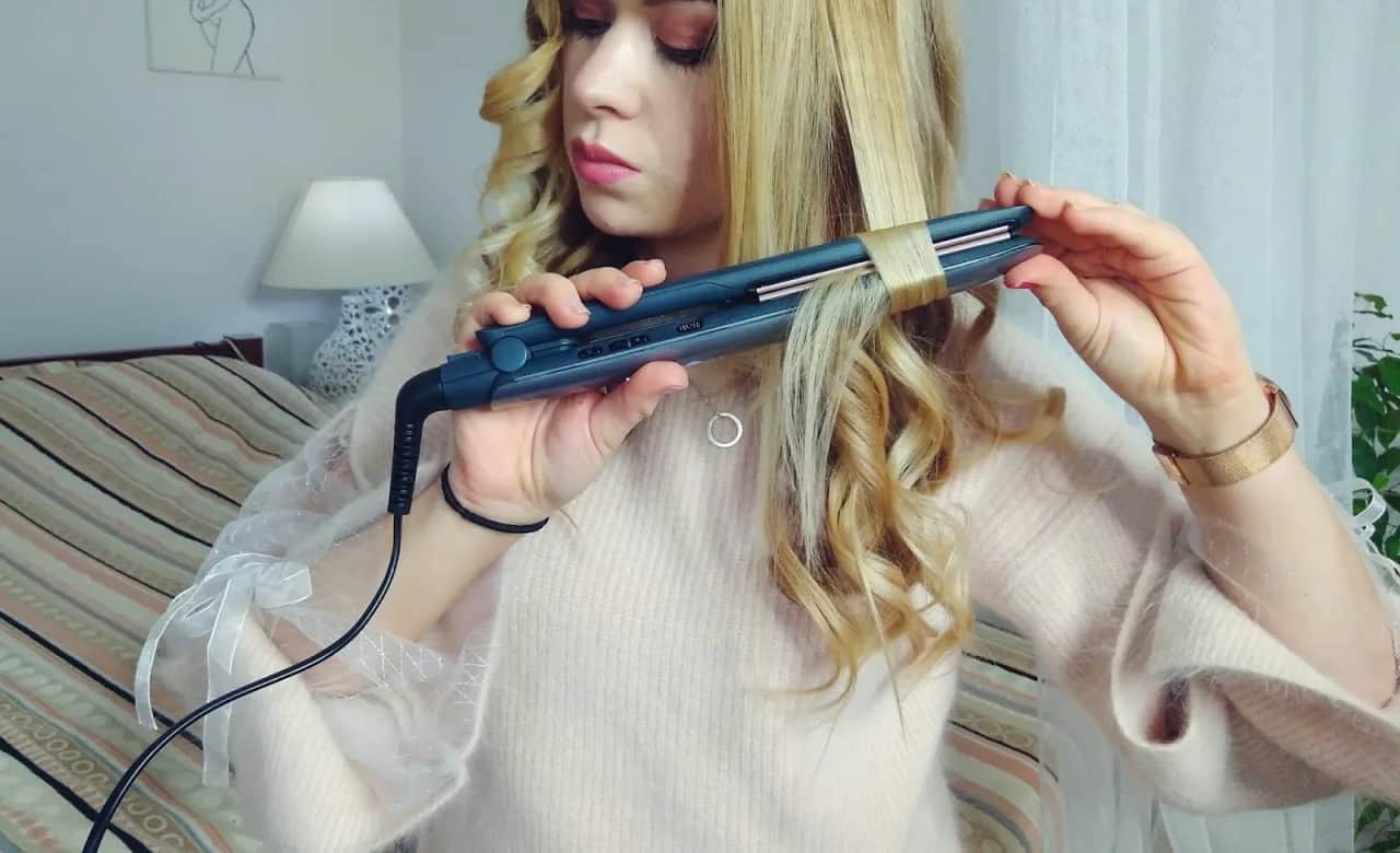 Jak kręcić włosy prostownicą? Uniknij błędów i stwórz loki marzeń!